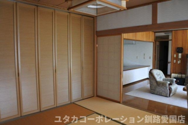 【和室】 | 駒場町9番16、17売家 | リビングから続く和室は8畳、収納は広々でたくさん入ります