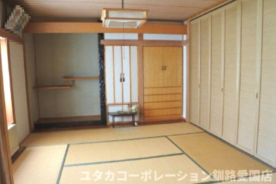 【和室】 | 駒場町9番16、17売家 | 和室の床の間には棚があります