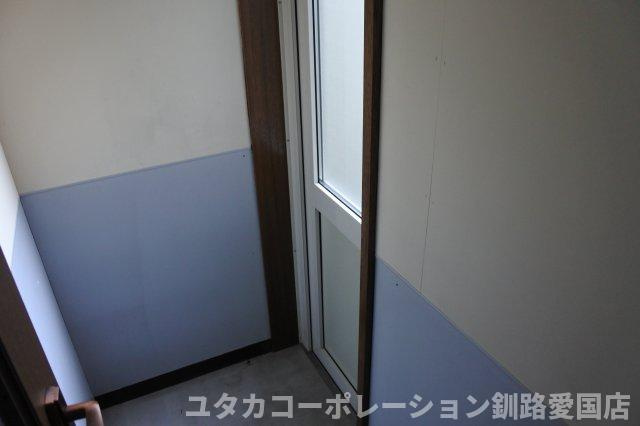 【設備】 | 駒場町9番16、17売家 | 横玄関です♪敷地内が広いので便利ですね♪