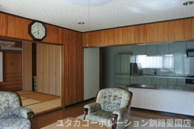 【居間・リビング】 | 駒場町9番16、17売家 | リビングの和室の段差がないので使いやすいですね