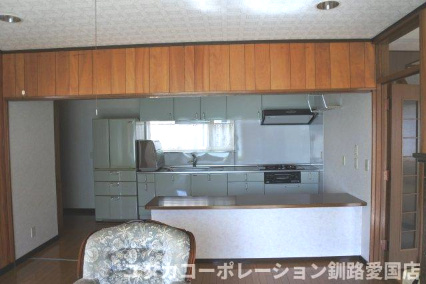 【キッチン】 | 駒場町9番16、17売家 | キッチンにはカウンターがあるので広々駐車ができます
