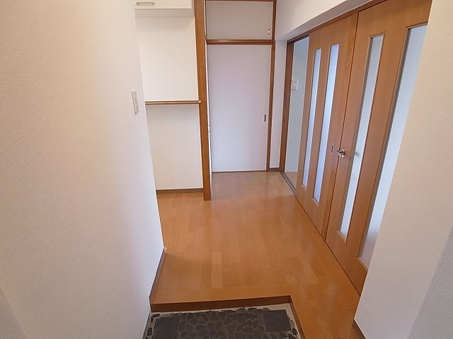 鈴蘭台第3団地号棟1号棟の玄関|玄関ゆったり、お部屋が見えない造りです