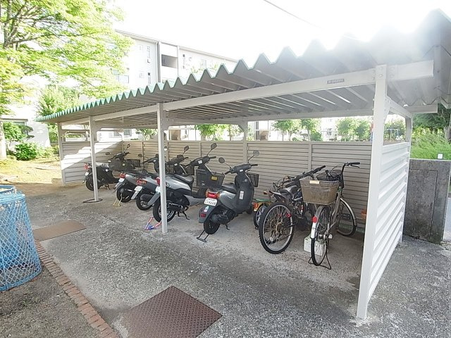 鈴蘭台第3団地号棟1号棟のその他共用部分|広々屋根付きバイク、駐輪場