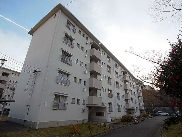 鈴蘭台第3団地号棟1号棟の外観|緑の多い閑静な住環境