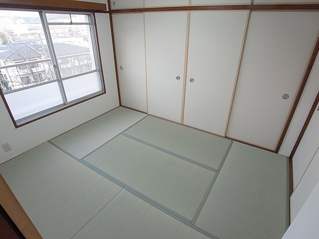 鈴蘭台第3団地号棟1号棟の内装|和室も日当たり良好です