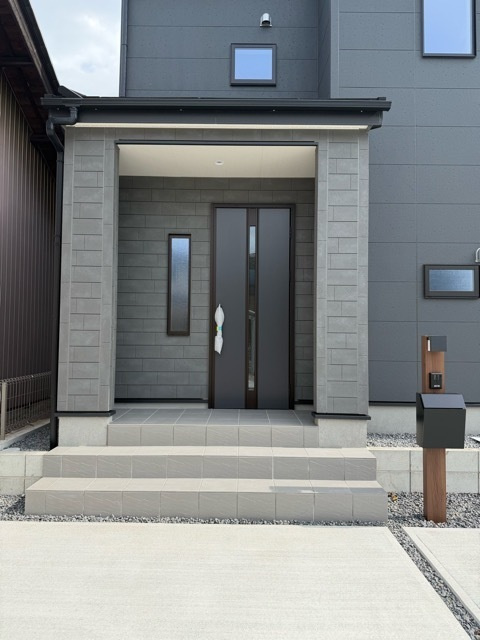 新築戸建て・仲介手数料無料）江南市第３力長町　１号棟の玄関|ゆったりとした玄関です