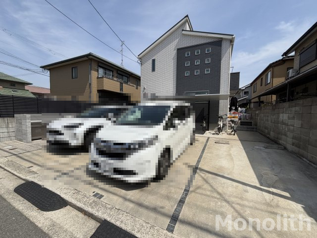 Casa上野芝の駐車場