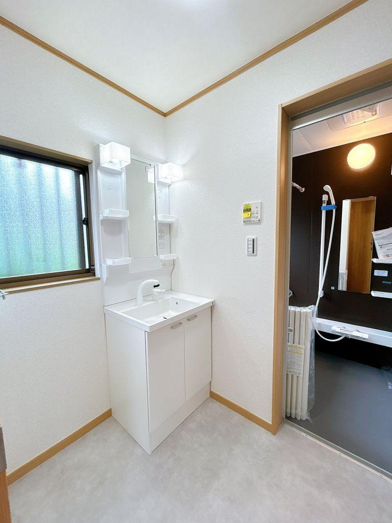 小山市間々田　中古戸建　敷地45.9坪の独立洗面台