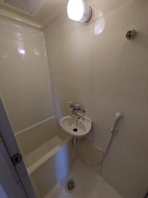 越谷市南町３丁目のアパートの浴室