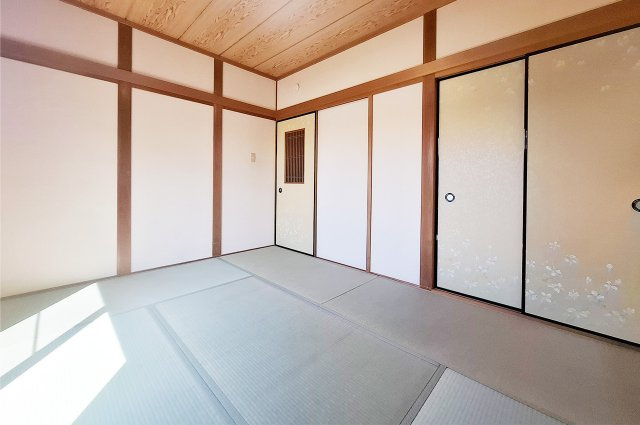堺市中区新家町の和室|和室：畳表替済み。押入付きで寝具も収納できます。