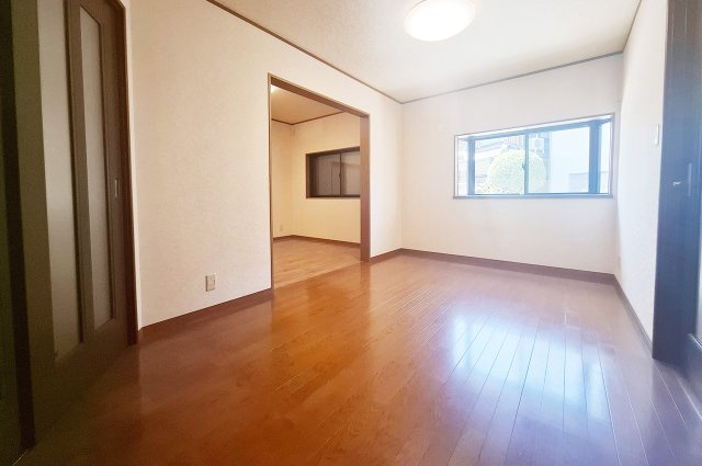 堺市中区新家町の居間・リビング|リビング（実際の写真）：空間を分けて多用途に使いやすい設計です。