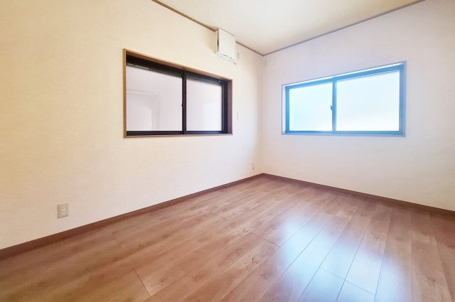 堺市中区新家町の居間・リビング|リビング：窓が複数あり開放感を感じられるリビングです。