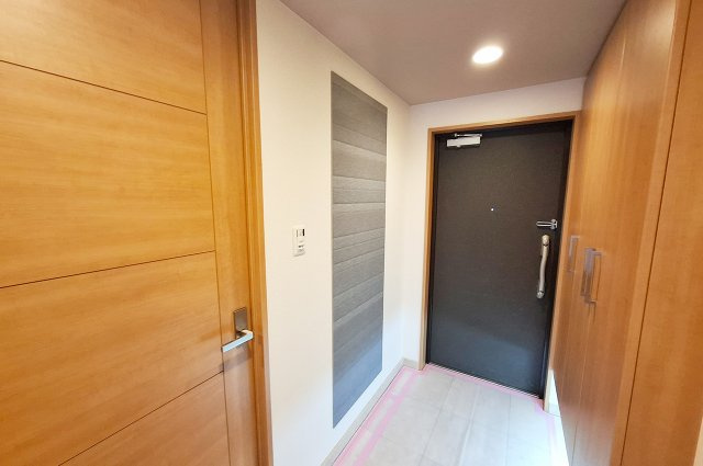 ソフィア泉ヶ丘パークヴェールの玄関|玄関：壁一部に調湿・脱臭効果が期待できるエコカラットを採用。