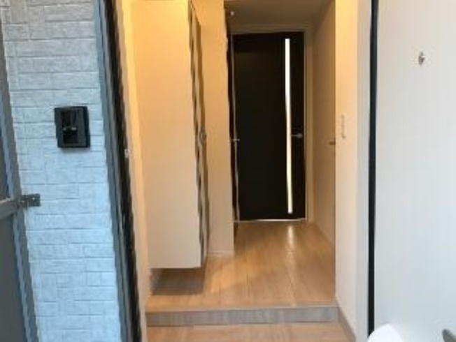【玄関】 | アベニュー仁戸名Ⅲ | ※同物件・反転タイプの写真です。
