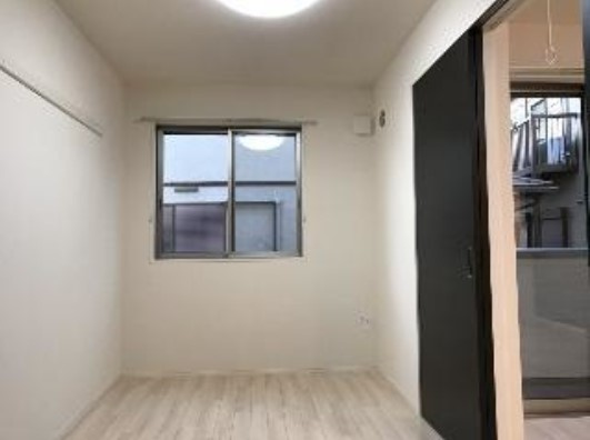 【洋室】 | アベニュー仁戸名Ⅲ | ※同物件・反転タイプの写真です。