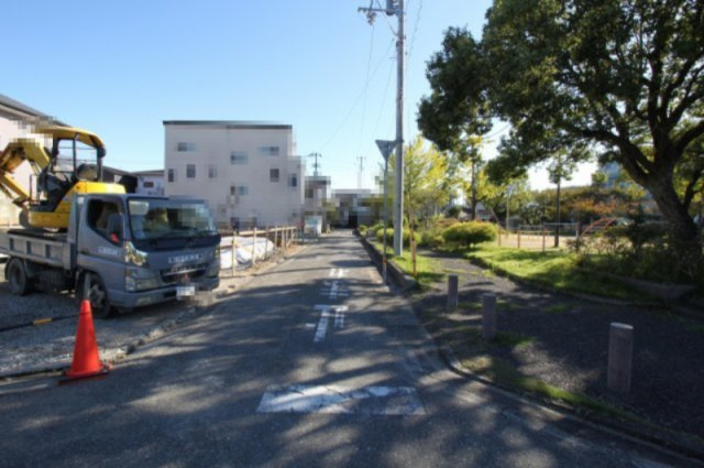 高知市愛宕町3丁目　第1　新築戸建　3号棟　（全3区画）の前面道路含む現地写真|西側　幅4.0ｍ　接道　6.34ｍ　公道