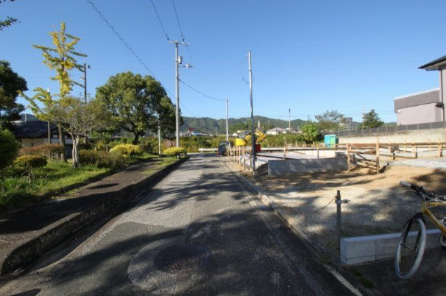 高知市愛宕町3丁目　第1　新築戸建　3号棟　（全3区画）の前面道路含む現地写真|西側　幅4.0ｍ　接道　6.34ｍ　公道