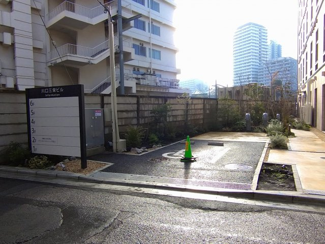 川口三栄ビルの駐車場