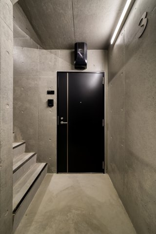 台東区根岸５丁目の賃貸マンションの玄関