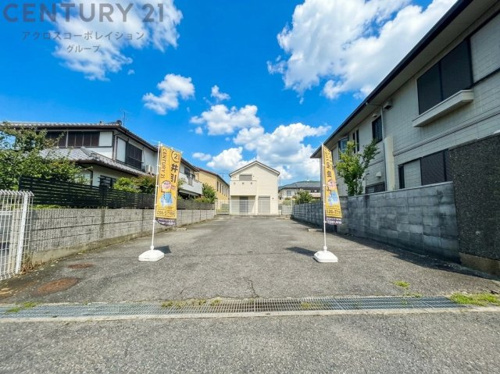 駅近で徒歩移動がしやすい：阪急「逆瀬川」駅や「宝塚南口」駅が徒歩圏内（約7〜9分）にあります。