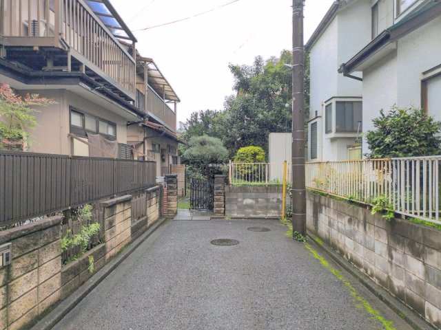 富士見市上沢２丁目の中古一戸建の前面道路含む現地写真|南西側約4.2ｍの前面道路