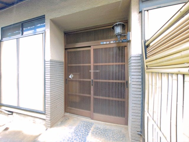 富士見市上沢２丁目の中古一戸建の玄関