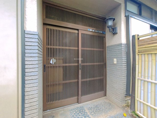 富士見市上沢２丁目の中古一戸建の玄関