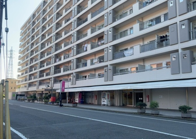 【外観】 | めじろ台ハイム | 外観はマンション管理がされているかの目安になります。築年数が古いと、壁面は劣化してひび割れが生じることも！建物が古びていても細かいところが修繕されていると、きちんと管理されているなぁと感じるでしょう。