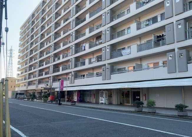 【外観】 | めじろ台ハイム | 外観はマンション管理がされているかの目安になります。築年数が古いと、壁面は劣化してひび割れが生じることも！建物が古びていても細かいところが修繕されていると、きちんと管理されているなぁと感じるでしょう。