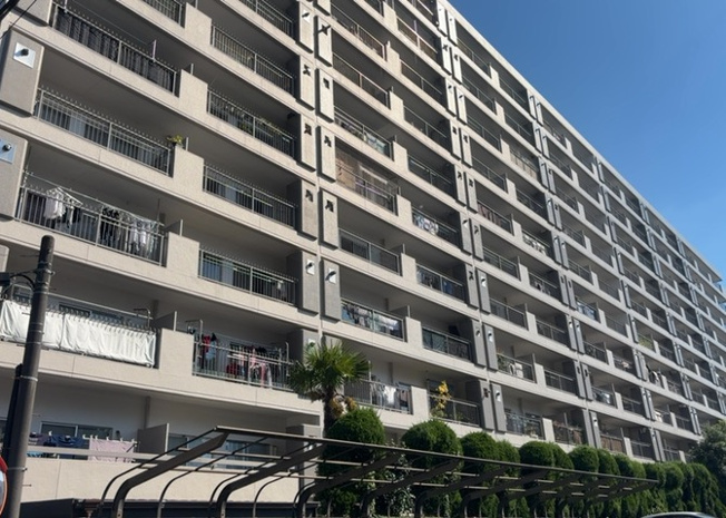 【バルコニー】 | めじろ台ハイム | 一般的なバルコニーは、奥行1.5ｍ程ですが、ワイルドバルコニーは2ｍまで広がっています。そのため洗濯物の間隔をあけ干すことができ、乾きやすいというメリットや、ガーデニングが楽しめる等の特徴があります。