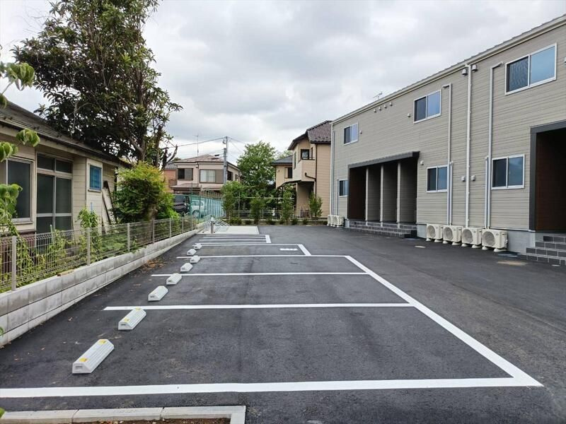 リーブルファイン足立神明の駐車場