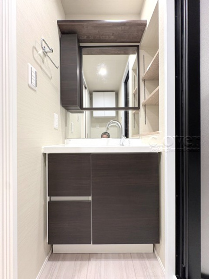 【独立洗面台】 | ワコー第7大蔵マンション | 大型の鏡を設置した独立洗面台です。細部までご覧ください。～即日のご見学可能～　お問合せはお気軽に。