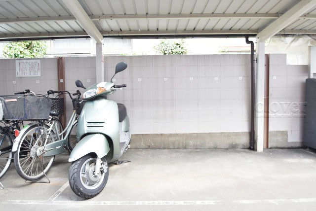 【駐車場】 | ワコー第7大蔵マンション | バイク置き場。空きの有無などは、個別にお問合せください。～即日のご見学可能～　お問合せはお気軽に。
