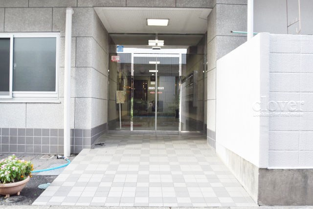 【エントランス】 | ワコー第7大蔵マンション | マンションの「顔」ともいうべきエントランス部分です。～即日のご見学可能～　お問合せはお気軽に。