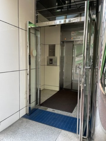 山京別館のエントランス