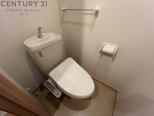 温水洗浄便座付きのトイレです♪