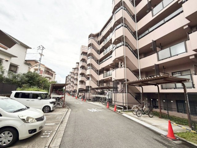 【駐車場】 | ベルク泉北高倉台 | 全室収納有りますので、収納場所に困らず綺麗な室内をたもてますね！家族の思い出も大切にしまっておけますね♪