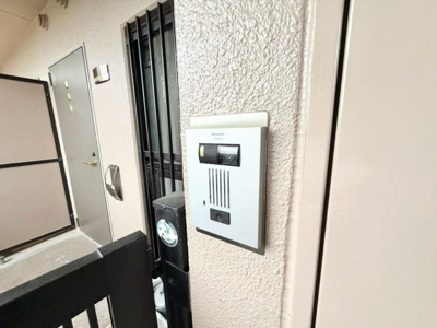 【防犯設備】 | ベルク泉北高倉台 | モニター付きインターホンを完備し、セキュリティー面も充実しています。