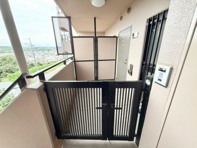 【玄関】 | ベルク泉北高倉台 | 個別玄関ポーチは門扉付きです。高級感がある玄関です。