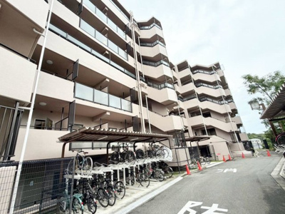 【外観】 | ベルク泉北高倉台 | 【ユニットバス新調】ゆったりとくつろげる綺麗な浴室ですよ！時間短縮でシャワーだけの方も多いですが、一日の疲れを癒すため湯船に浸かれば心身ともにリラックスできますね♪