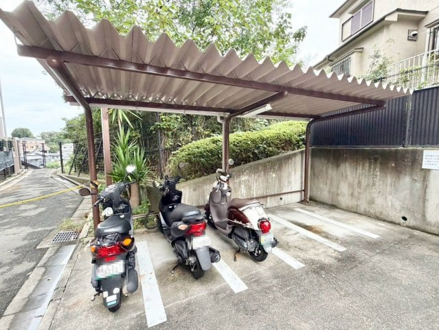 ベルク泉北高倉台の駐輪場|駐輪場に屋根があるので、雨の日に自転車が濡れにくく嬉しいですね♪