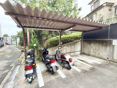 【駐輪場】 | ベルク泉北高倉台 | 駐輪場に屋根があるので、雨の日に自転車が濡れにくく嬉しいですね♪