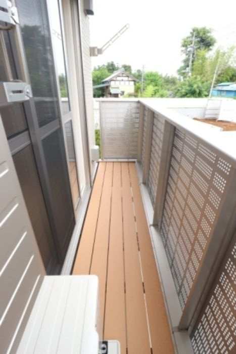 クレストフォーチュンBのバルコニー|暖かな日差しのふりそそぐバルコニー