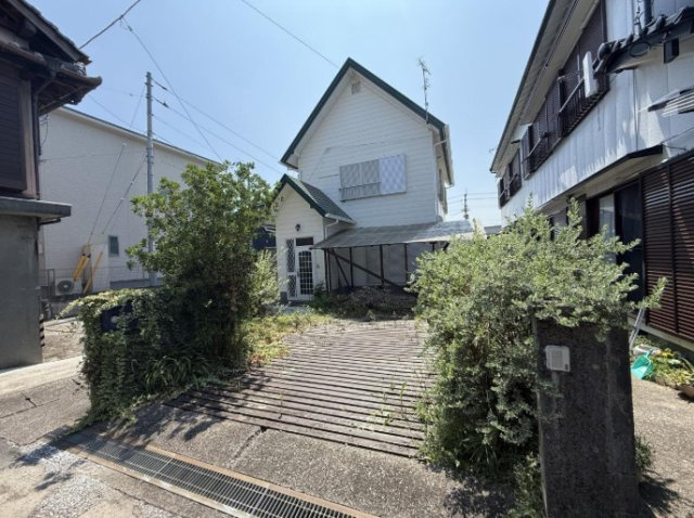 土佐市高岡町の中古一戸建の外観|三角屋根が特徴的な外観。緑を身近に感じられる住まいです♪