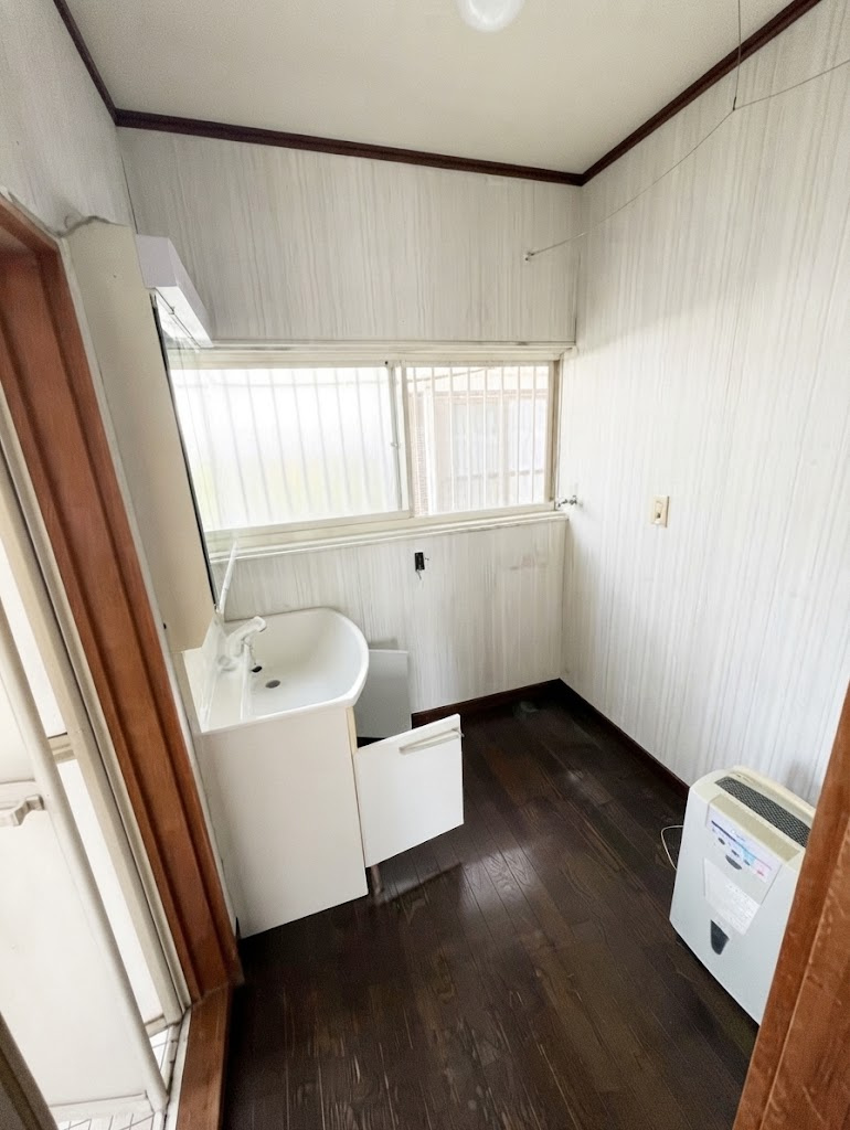土佐市高岡町の中古一戸建の洗面所|洗面所・浴室・トイレは窓付きで換気良好◎清潔感を保ちやすいですね♪