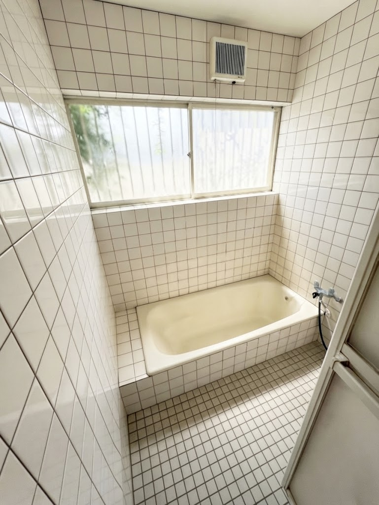 土佐市高岡町の中古一戸建の浴室|洗面所・浴室・トイレは窓付きで換気良好◎清潔感を保ちやすいですね♪