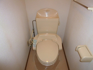 温水洗浄便座付きのトイレです♪