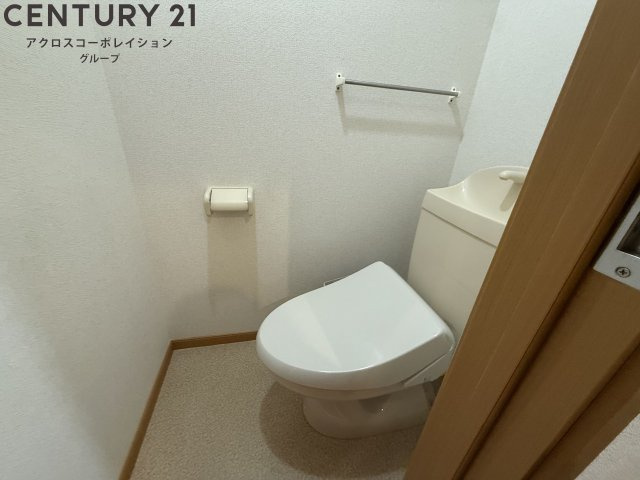 温水洗浄便座付きのトイレです♪