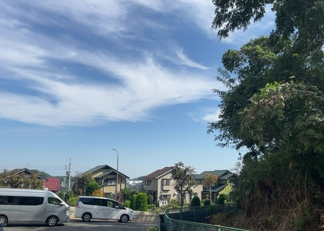 【展望】 | ダイヤモンドライフ森の里ヒルズ | 景色重視でお家選ぶをするとスーパーが遠い！学校が遠い！など生活をするうえで利便性で困ることもあります。まず一度現地を見学する際に、周辺の施設などがあるかを確認し、暮らし始めた後のことを想像しましょう。