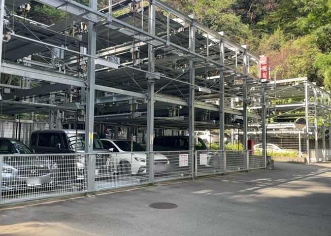 【駐車場】 | ダイヤモンドライフ森の里ヒルズ | 車一台あたりに必要なスペースは、標準サイズの普通自動車で横幅2m50cm、長さ5mは必要になります。ただし、乗降のことも考慮して横幅3m30cm、長さ5m50cmほどは確保できるところを選びましょう。